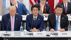 Thủ tướng Nhật Bản Minister Shinzo Abe ngồi giữa Tổng thống Mỹ Donald Trump và Chủ tịch Trung Quốc Tập Cận Bình trong một sự kiện. Ảnh: AFP