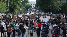 Đám đông biểu tình đang kéo về phía Nhà Trắng. Ảnh: BBC