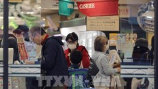 Người dân mua hàng trong siêu thị tạo thủ đô Tokyo, Nhật Bản ngày /4/2020 trong bối cảnh dịch Covid-19 lan rộng. Ảnh: THX/TTXVN