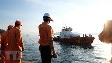 Tàu cứu hộ của Trung tâm phối hợp tìm kiếm, cứu nạn hàng hải Việt Nam đưa thuyền viên bị nạn cập cảng. (Ảnh minh họa. Nguồn: TTXVN)