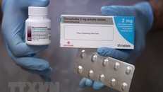 Nhân viên y tế giới thiệu thuốc dexamethasone tại nhà thuốc ở Manchester, Anh ngày 17/6/2020. (Nguồn: THX/TTXVN)