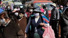 Người dân Lapaz, Bolivia, đeo khẩu trang trong ngày đầu nới phong tỏa hồi tháng 5. Ảnh: Reuters.