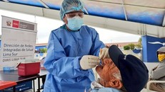 Nhân viên y tế lấy mẫu bệnh phẩm ở Lima, Peru ngày 15/6. Ảnh: Reuters.