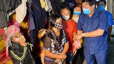 Thứ trưởng Đỗ Xuân Tuyên thăm hỏi gia đình ông Sùng Văn T.