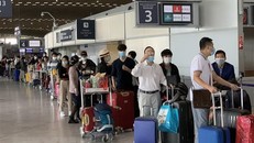 Công dân Việt Nam từ Pháp và các nước lân cận ở khu vực châu Âu làm thủ tục lên máy bay để về nước. (Ảnh: TTXVN)