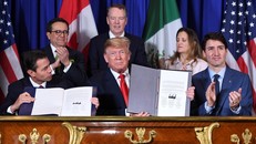 (Từ trái sang): Ông Enrique Pena Nieto (khi đang đương chức Tổng thống Mexico), Tổng thống Mỹ Donald Trump và Thủ tướng Canada Justin Trudeau ký Hiệp định thương mại Mỹ-Mexico-Canada (USMCA) tại Buenos Aires, Argentina ngày 30/11/2018. (Ảnh: AFP/TTXVN)