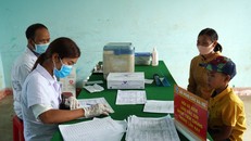 Cán bộ Y Tế huyện Đăk Glong, Đăk Nông làm thủ tục tiêm chủng vaccine bạch hầu cho người dân xã Quảng Hòa, sáng 28/6. Ảnh: Trần Hóa.