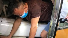 Người đàn ông bị phát hiện khi chui hầm xe để trốn cách ly