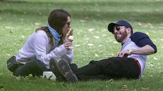 Chris Evans và Lily James hẹn hò ở công viên. Ảnh: Daily Mail.