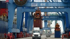 Xếp hàng xuất khẩu tại cảng Hải Phòng. Ảnh: Phạm Hùng