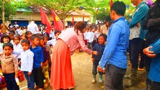 Cô giáo ở vùng sâu Đắk Nông dỗ dành học sinh ngày đầu tựu trường