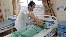PGS.TS Nguyễn Minh Hiện khám lại cho bệnh nhân sau 6 ngày điều trị đột quỵ. Ảnh: T. Hạnh