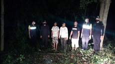 Lực lượng an ninh Thái Lan bắt giữ những người vượt biên trái phép. (Ảnh: BusinessBD)