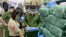 Lực lượng chức năng kiểm tra kho hàng của Công ty Đức Anh. (Ảnh: CACC)