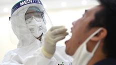 Nhân viên y tế của quận Cầu Giấy, Hà Nội tiến hành lấy mẫu dịch hầu họng để xét nghiệm bằng phương pháp RT-PCR của người dân từ Đà Nẵng trở về. (Ảnh: Thành Đạt/TTXVN)