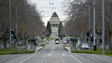  Một tuyến phố ở thành phố Melbourne, Australia vắng bóng người do dịch COVID-19 ngày 3/8/2020. Ảnh: THX/TTXVN