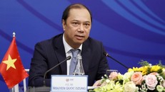 Thứ trưởng Bộ Ngoại giao Nguyễn Quốc Dũng, Trưởng SOM ASEAN Việt Nam trả lời phóng viên các cơ quan báo chí. (Ảnh: Dương Giang/TTXVN)