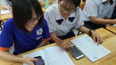 Cho phép học sinh sử dụng điện thoại di động trên lớp: Không phải cái gì cũng cấm tiệt!