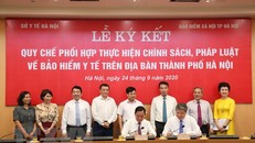 Lãnh đạo ngành BHXH và Y tế Hà Nội thực hiện nghi thức ký kết quy chế phối hợp năm 2020.(Ảnh Mạnh Khánh/TTXVN)