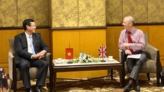 Thứ trưởng Nguyễn Văn Phúc và Đại sứ Anh tại Việt Nam trong buổi gặp. Ảnh: An Nhiên