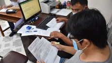 Thí sinh điều chỉnh nguyện vọng tại THPT Marie Curie, TP.HCM. Ảnh: Tấn Thạnh.