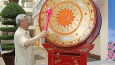 Tổng Bí thư Nguyễn Phú Trọng đánh trống khai giảng năm học mới tại Trường Trung học Phổ thông Nguyễn Gia Thiều. (Ảnh: Trí Dũng/TTXVN)