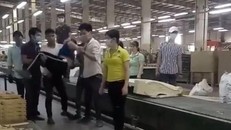 Đánh nữ đồng nghiệp ngất xỉu, nam công nhân khiến cư dân mạng phẫn nộ