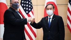 Ngoại trưởng Mỹ Mike Pompoe (trái) gặp Thủ tướng Nhật Bản Suga Yoshihide tại Tokyo. (Ảnh: Reuters)