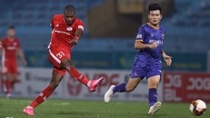 Bruno (áo đỏ) là cầu thủ quan trọng bậc nhất của CLB Viettel. Ảnh: Minh Chiến.