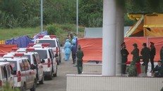 Xe chở thi thể 22 cán bộ, chiến sĩ gặp nạn về Nhà thi đấu đa năng tỉnh Quảng Trị để khâm liệm. Ảnh: NGUYỄN CƯỜNG