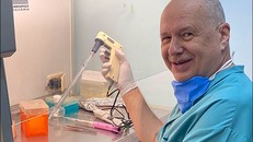 Ông Alexander Chepurnov làm việc trong phòng thí nghiệm. Ảnh: OD