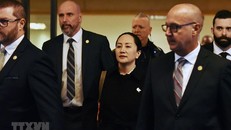 Giám đốc Tài chính (CFO) của Tập đoàn công nghệ Huawei (Trung Quốc) Mạnh Vãn Châu rời khỏi Tòa án Tối cao British Columbia ở Vancouver (Canada) sau phiên xét xử, ngày 23/1/2020. (Ảnh: AFP/TTXVN)