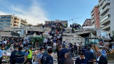 Hình ảnh tìm kiếm nạn nhân sau vụ động đất tại thành phố duyên hải Izmir của Thổ Nhĩ Kỳ ngày 30/10. Ảnh: Reuters