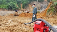 Các lực lượng tiếp tục triển khai phương tiện tìm kiếm nạn nhân tại xã Trè Leng - Ảnh: VGP/Thế Phong