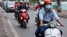 Người Hà Nội co ro trong không khí lạnh. Ảnh: Lê Anh Dũng