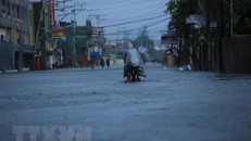 Cảnh ngập lụt do mưa lớn khi bão Goni đổ bộ vào tỉnh Abay, Philippines. (Ảnh: AFP/TTXVN)