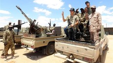 Các tay súng trung thành với Chính phủ Đoàn kết dân tộc Libya đóng chốt an ninh tại khu vực Abu Qurain, nằm giữa thủ đô Tripoli và thành phố Bengazi. (Ảnh: AFP/TTXVN)