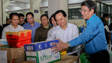 Bộ trưởng Phùng Xuân Nhạ đích thân kiểm tra các kiện hàng đựng sách giáo khoa, vở viết, đồ dùng học tập trước khi gửi cho học sinh miền Trung.