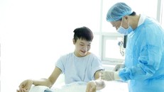 Thanh niên sau khi được ghép hai cẳng bàn tay. Ảnh: BVCC