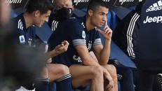 Ronaldo rời sân ở phút 76 trong trận đấu với Lazio vì chấn thương. Ảnh: Reuters.