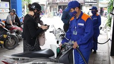 Nhân viên Petrolimex đang bán xăng cho khách hàng. (Ảnh: Đức Duy/Vietnam+)