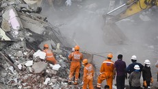 Lực lượng cứu hộ tìm kiếm nạn nhân dưới đống đổ nát của một tòa nhà bị sập ở thị trấn Mahad, Ấn Độ ngày 25/8/2020. Ảnh minh họa: AFP/TTXVN