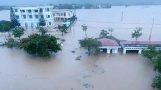 Hàng nghìn ngôi nhà ở Phú Yên chìm trong biển nước do bão số 12.