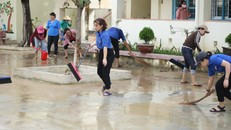 Các trường học ở Bình Định vệ sinh trường lớp sau bão số 12.