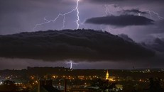 Tìm ra cách điều khiển sét bằng tia laser?