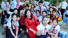 Cô Huỳnh Thị Thu Nguyệt - Hiệu trưởng Trường Tiểu học Núi Thành (Đà Nẵng) cùng HS của trường. Ảnh: Hà Anh