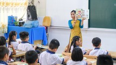 Cô, trò lớp 1, Trường Tiểu học Võ Trường Toản, quận Ninh Kiều (TP Cần Thơ) trong giờ học Tiếng Việt.