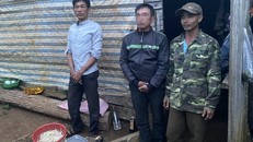 Công an bắt giữ 2 người (áo trắng và áo rằn) tại căn chòi nơi giam giữ nạn nhân. Ảnh: Công an cung cấp.