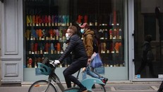 Người dân Đức đeo khẩu trang phòng COVID-19 khi ra đường. (Nguồn: dpa)