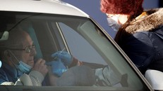 Một người đàn ông được tiêm vắc-xin của Pfizer-BioNTech trong xe tại một trung tâm tiêm phòng ở Anh hôm 17-12 Ảnh: Reuters